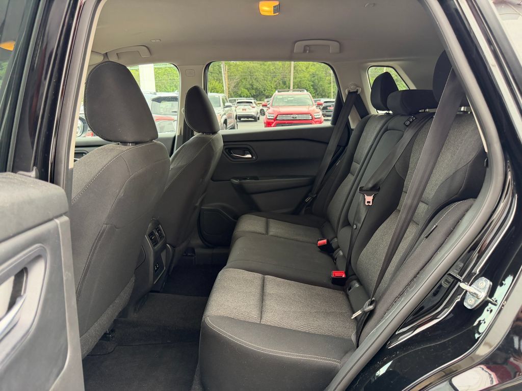 Used 2024 Nissan Rogue SV AWD/4WD image 12