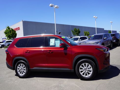 Used 2025 Toyota Grand Highlander FWD image 4