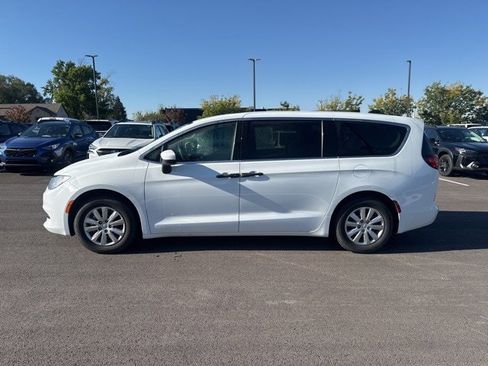 Used 2021 Chrysler Voyager L image 6