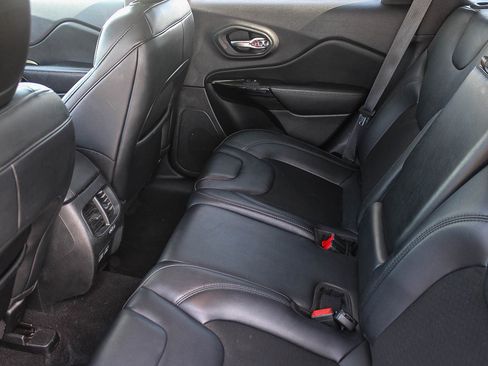 Used 2021 Jeep Cherokee Latitude Plus AWD/4WD image 22