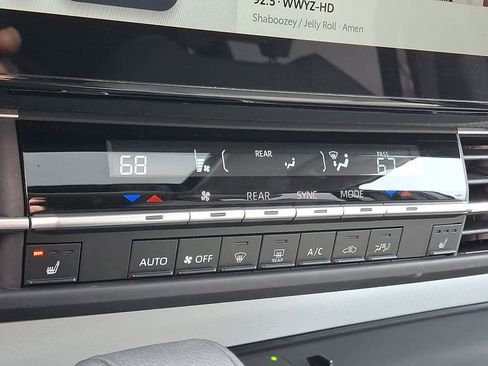 Used 2025 Toyota Sienna XLE w/ XLE Plus Package image 17