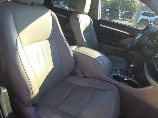 Used 2018 Toyota Highlander XLE FWD image 14