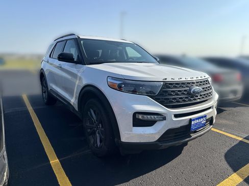 Used 2022 Ford Explorer XLT w/ Equipment Group 202A AWD/4WD image 2