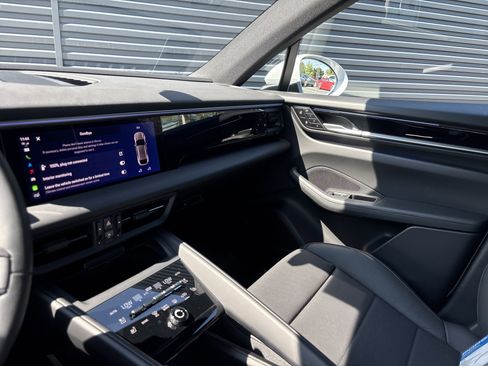 Certified 2025 Porsche Macan Electric image 11