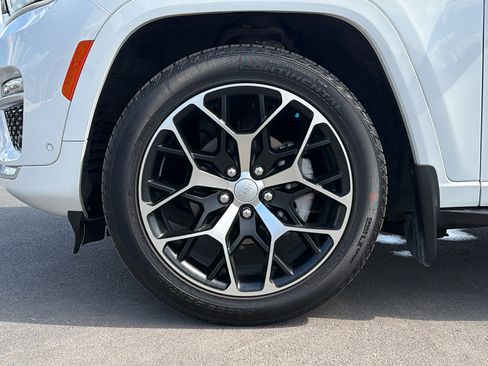 Certified 2025 Jeep Grand Cherokee Summit AWD/4WD image 29