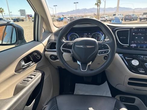 Used 2024 Chrysler Pacifica Touring-L FWD image 13