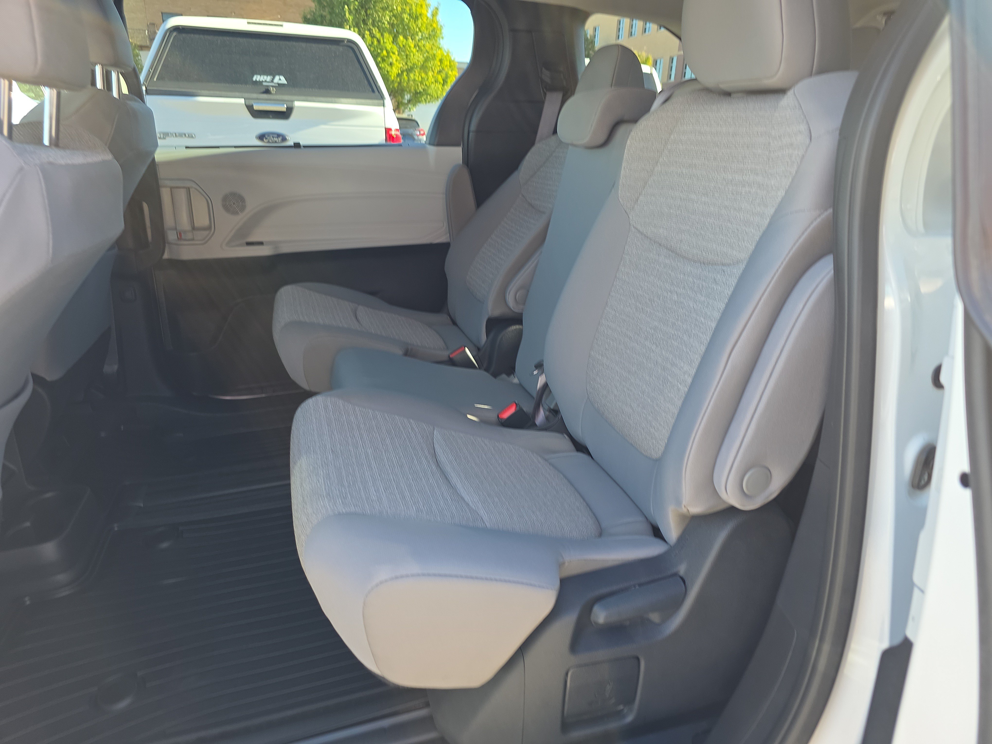 Used 2025 Toyota Sienna LE AWD/4WD image 13