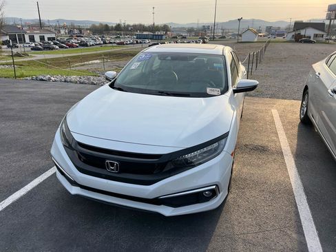 Used 2019 Honda Civic Touring image 2