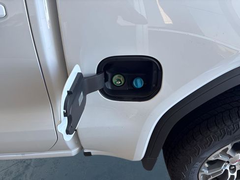 New 2026 GMC Sierra 1500 SLE image 8