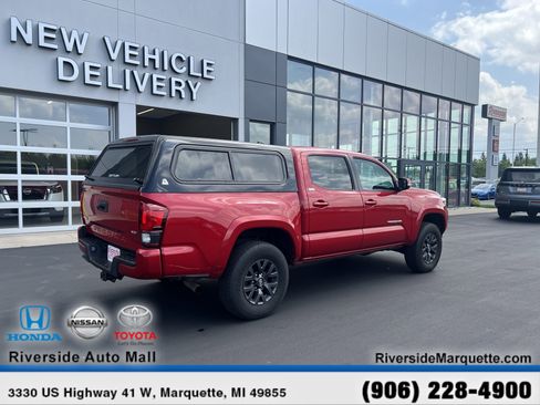 Used 2023 Toyota Tacoma SR5 w/ Technology Package image 9