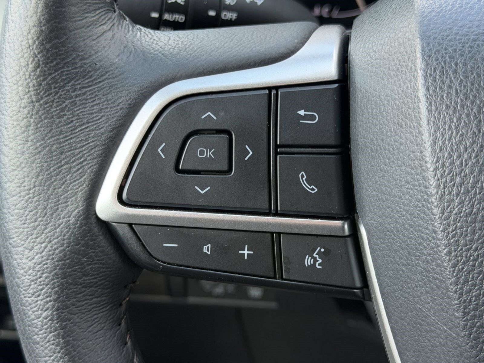 Used 2026 Toyota Sienna XLE FWD image 17