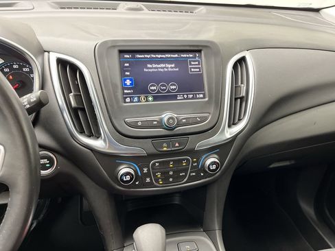Certified 2022 Chevrolet Equinox LT w/ Driver Convenience Package image 17