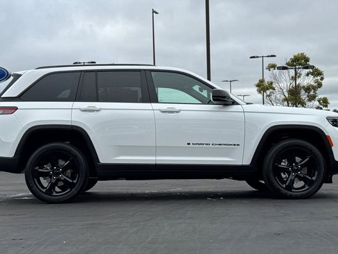 New 2025 Jeep Grand Cherokee Laredo image 3