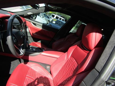 Used 2022 Maserati Levante Trofeo image 9