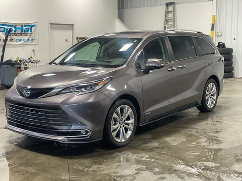 Used 2021 Toyota Sienna Platinum image 11