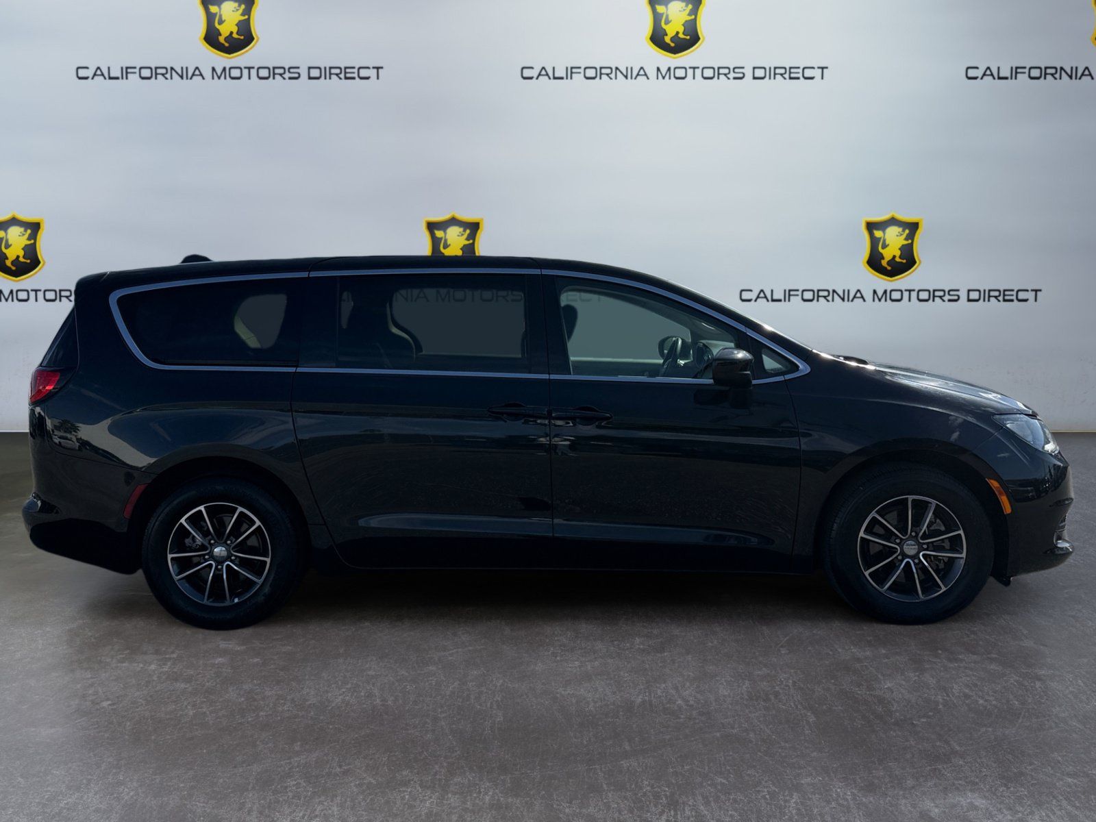 Used 2022 Chrysler Voyager LX FWD image 6