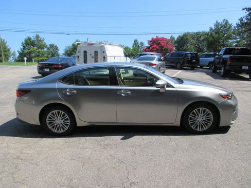 Used 2017 Lexus ES 350 w/ Premium Package FWD image 4