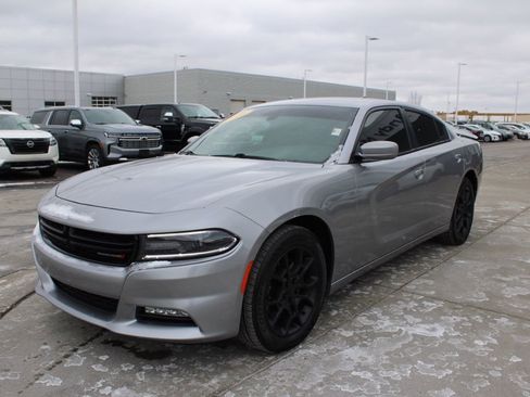 Used 2016 Dodge Charger SXT image 2