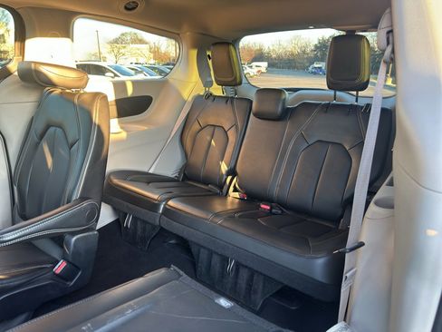 Used 2024 Chrysler Pacifica Touring-L image 14