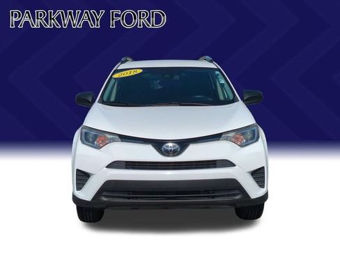 Used 2018 Toyota RAV4 LE FWD image 8