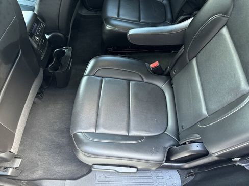 Used 2023 GMC Acadia SLT image 16