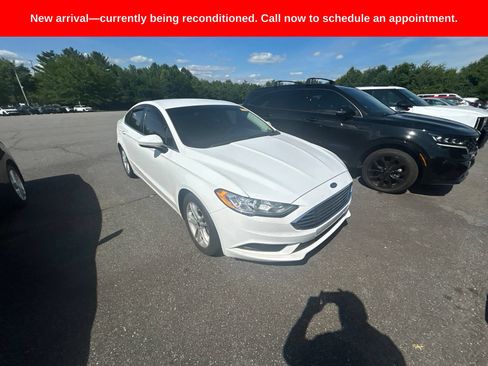 Used 2018 Ford Fusion SE w/ Fusion SE Technology Package FWD image 4