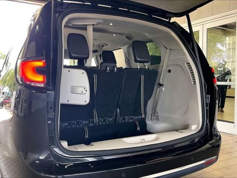 Used 2023 Chrysler Pacifica Touring-L FWD image 20