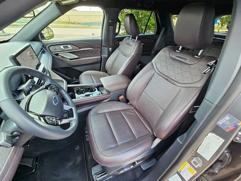Used 2026 Ford Explorer Platinum w/ LUX Leather Package AWD/4WD image 16