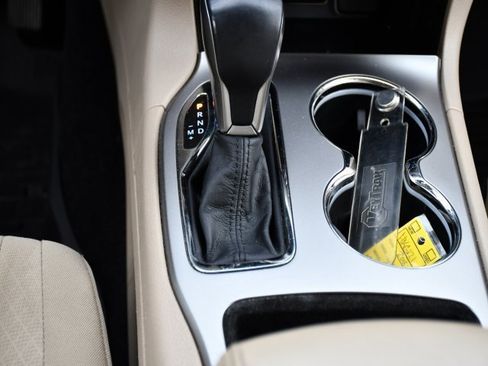 Used 2018 Jeep Grand Cherokee Laredo image 28