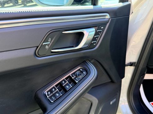 Used 2020 Porsche Macan Turbo image 18