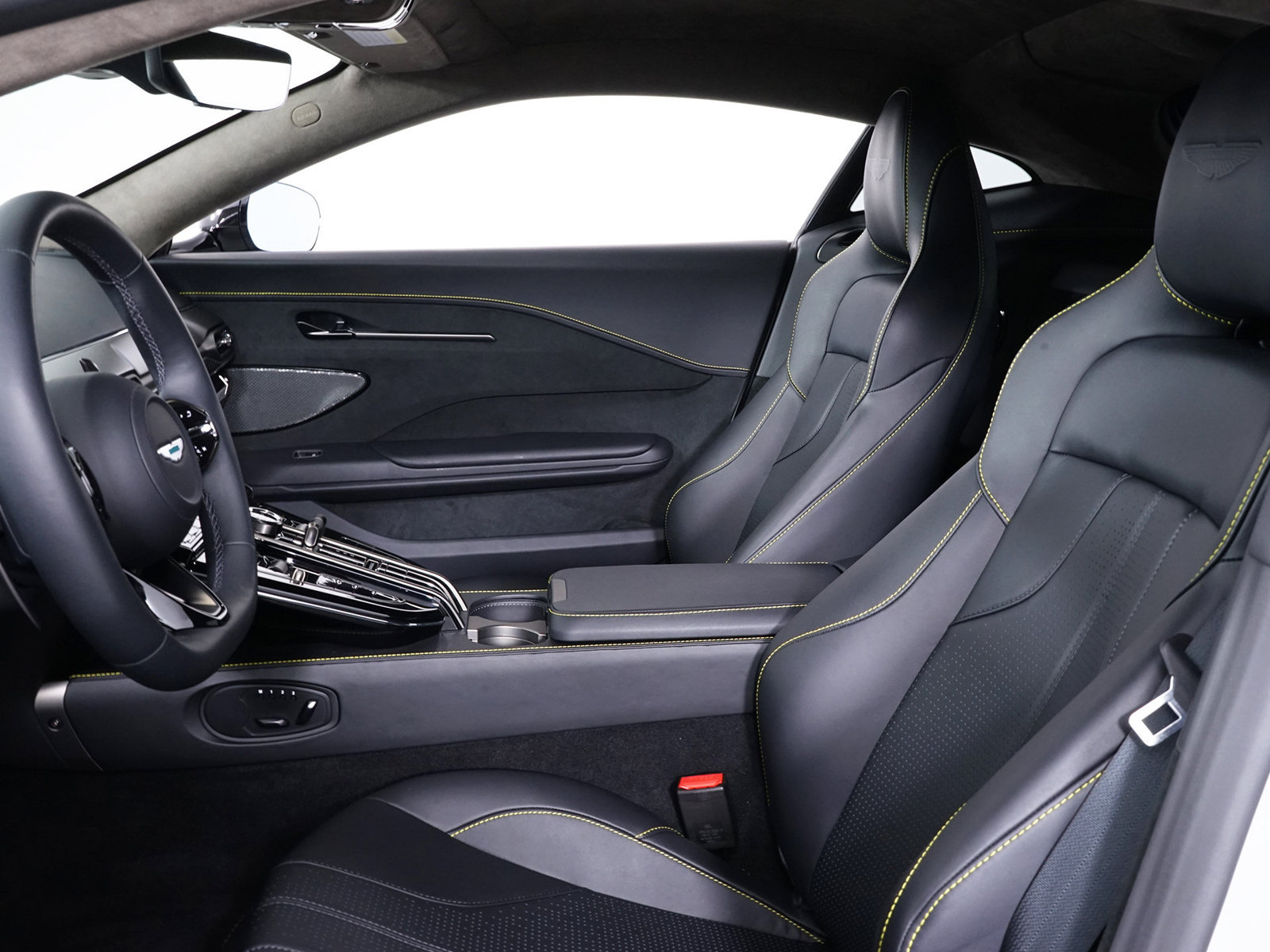 Used 2026 Aston Martin V8 Vantage Coupe RWD image 5