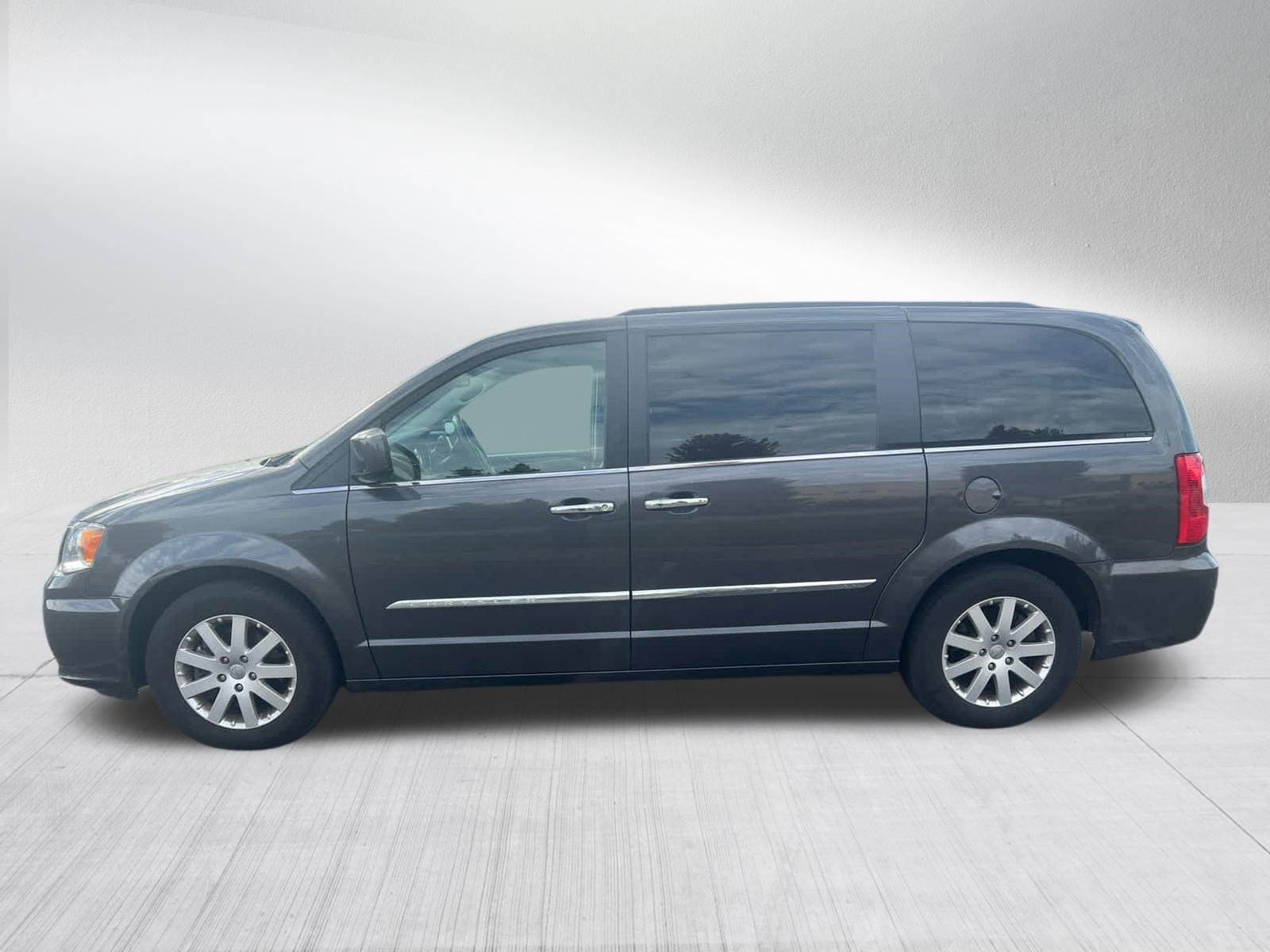 Used 2016 Chrysler Town & Country Touring w/ Driver Convenience Group FWD image 4