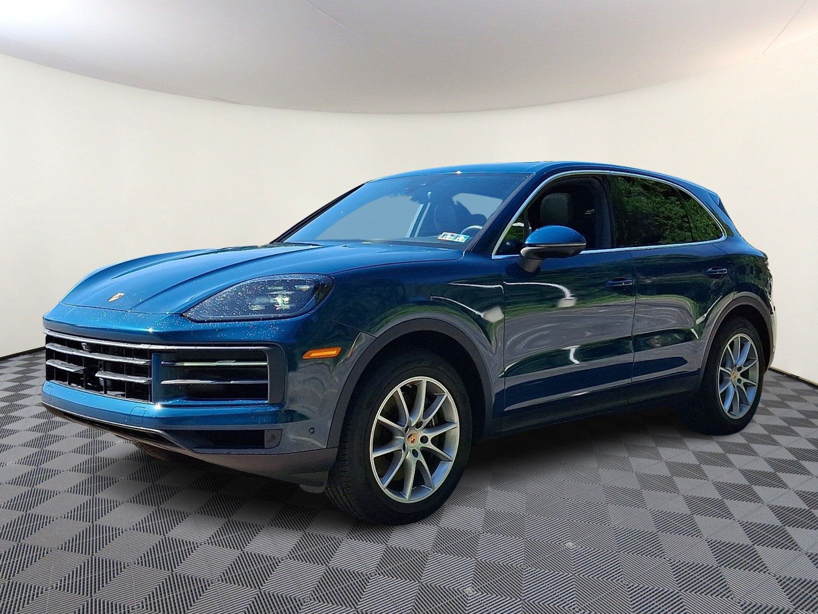 Used 2024 Porsche Cayenne AWD/4WD image 3