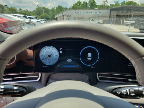 Used 2025 Hyundai Elantra SEL image 17