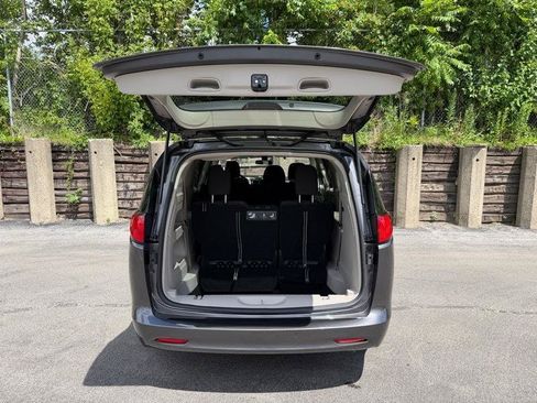 Used 2020 Chrysler Voyager L FWD image 28