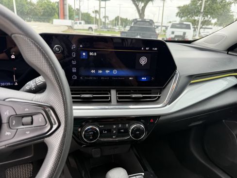 Used 2025 Chevrolet Trax LT FWD image 20