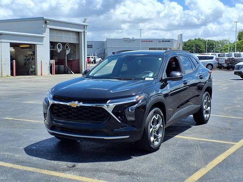 Used 2025 Chevrolet Trax LT FWD image 2