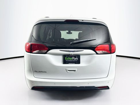 Used 2019 Chrysler Pacifica Touring-L FWD image 7