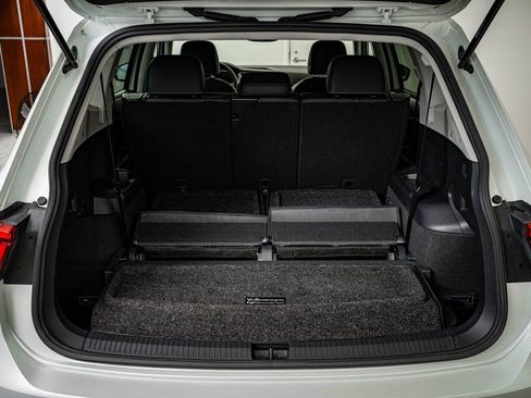 Used 2023 Volkswagen Tiguan SE w/ Panoramic Sunroof Package image 18