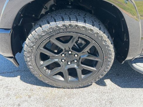 Used 2022 RAM 1500 Laramie AWD/4WD image 9