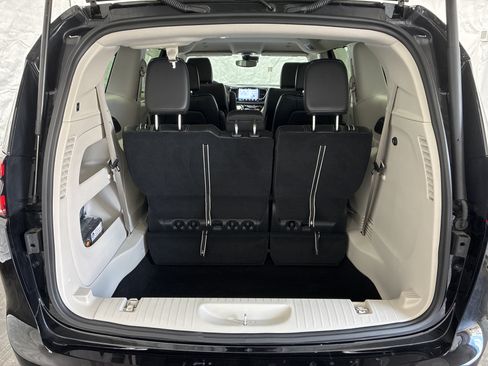 Used 2024 Chrysler Pacifica Touring-L FWD image 10
