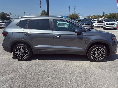 New 2025 Volkswagen Taos SE image 7