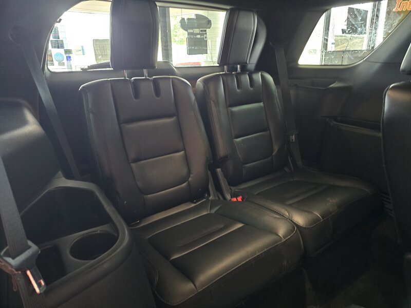 Used 2018 Ford Explorer XLT w/ Equipment Group 202A AWD/4WD image 24