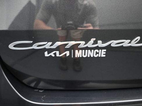 Used 2022 Kia Carnival LX FWD image 10