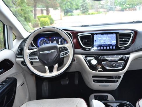 Used 2017 Chrysler Pacifica Limited FWD image 20