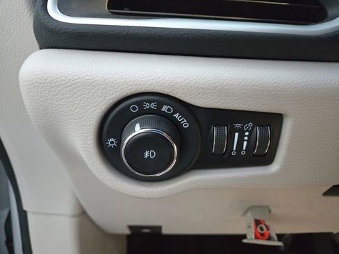 Used 2023 Chrysler Voyager LX image 25