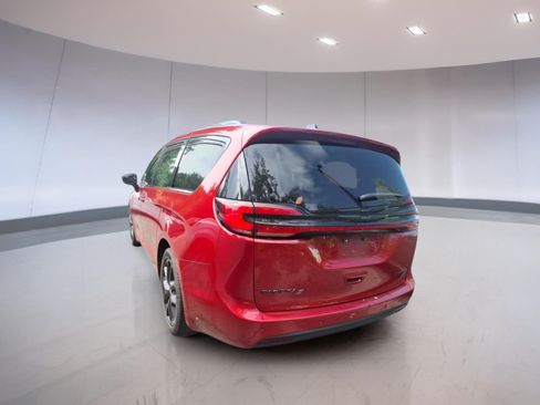 Used 2025 Chrysler Pacifica Limited FWD image 3