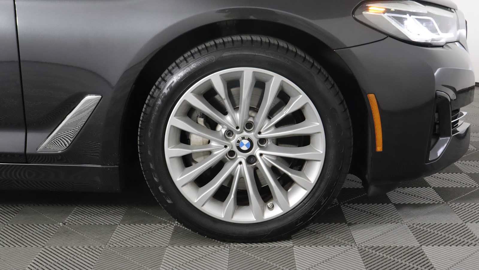 Used 2023 BMW 530i xDrive w/ Premium Package AWD/4WD image 7