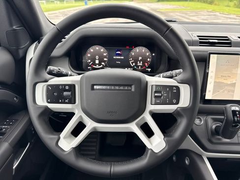 New 2025 Land Rover Defender 130 X-Dynamic SE image 19