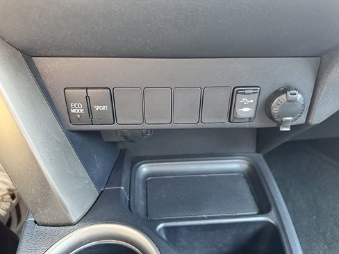 Used 2013 Toyota RAV4 XLE AWD/4WD image 18